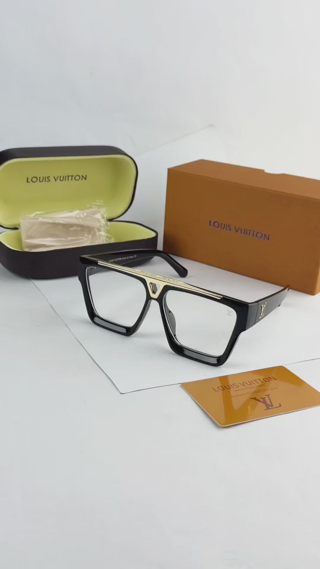 Louis Vuitto_n 1502 Gold Black Plano