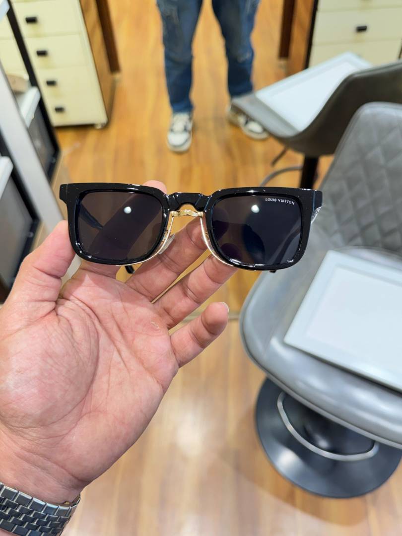 Loui_s Vuitton 1008 Unisex Black Gold