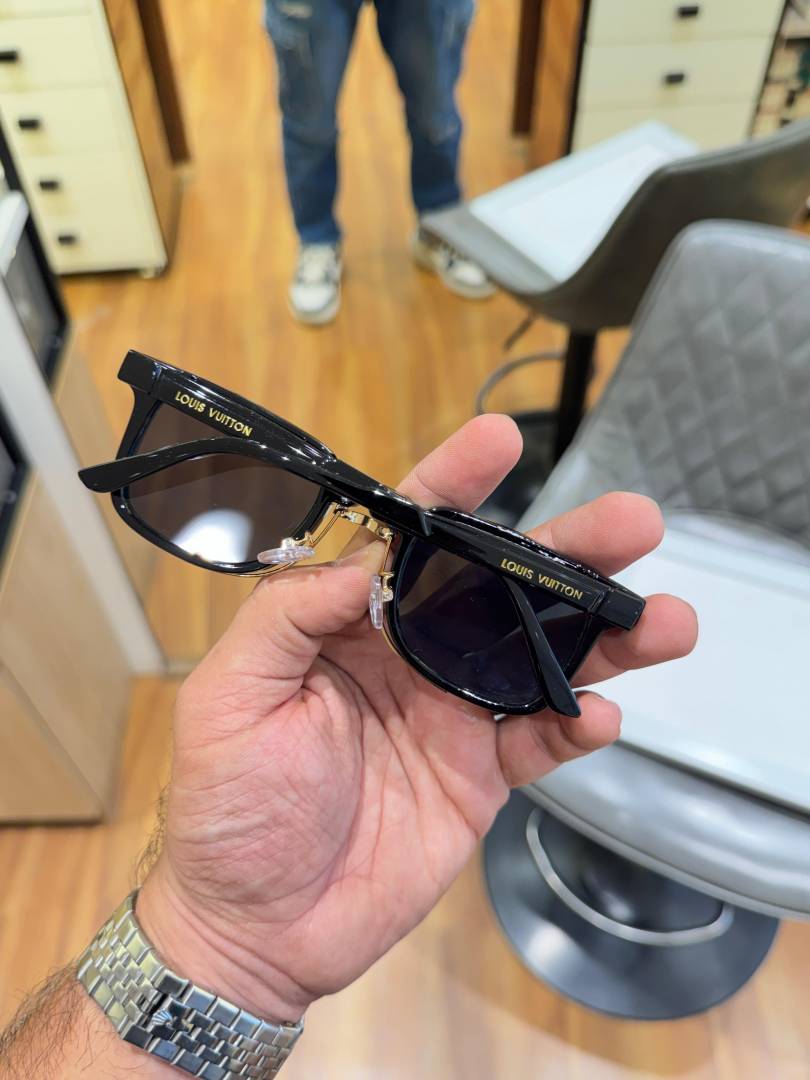 Loui_s Vuitton 1008 Unisex Black Gold